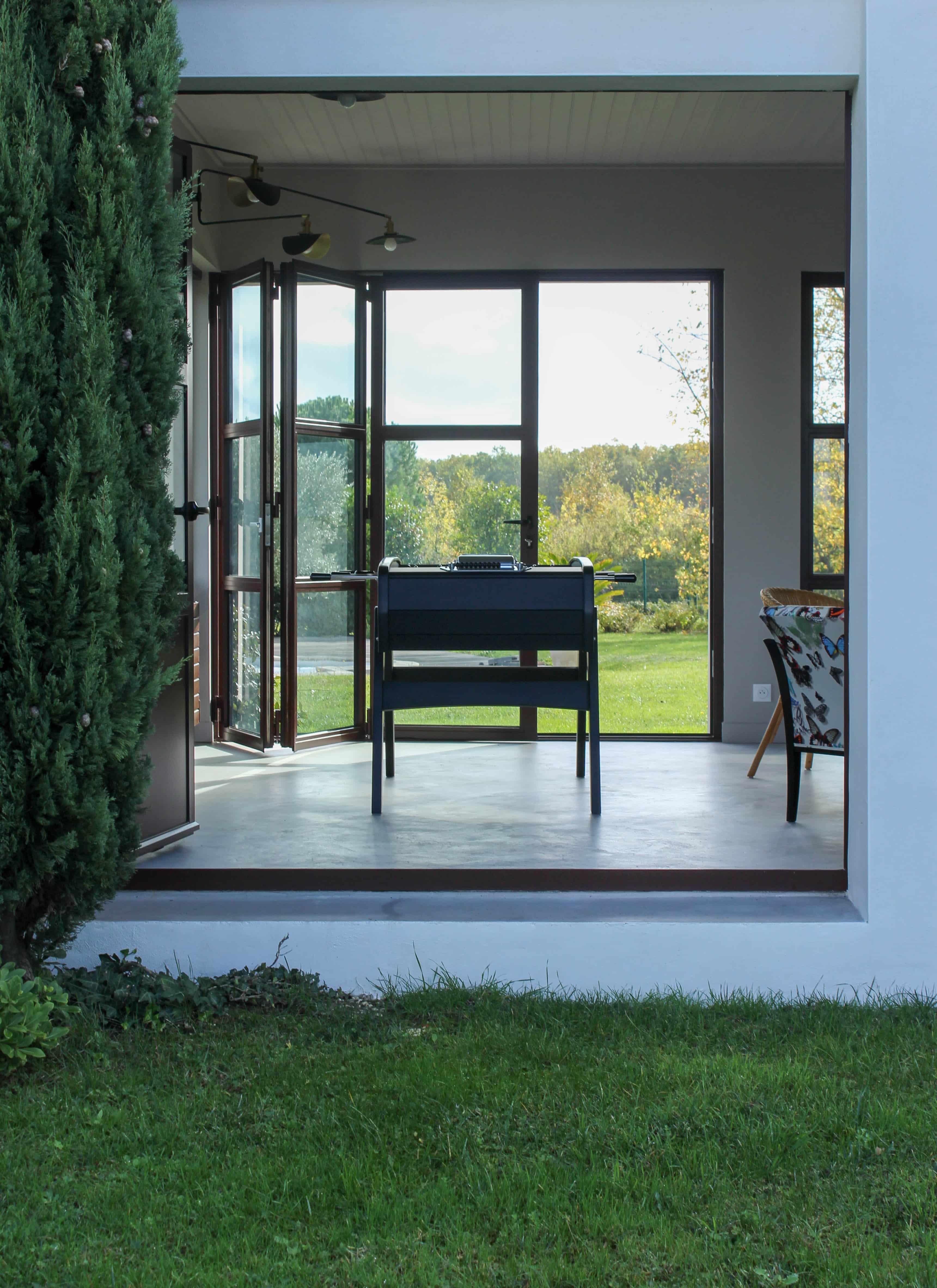 Maison contemporaine ouverte sur le jardin par de grandes baies pliantes