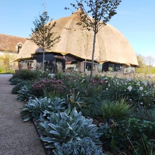 Chaumont-sur-Loire, Le Bois des Chambres : un dôme sous une toiture en chaume