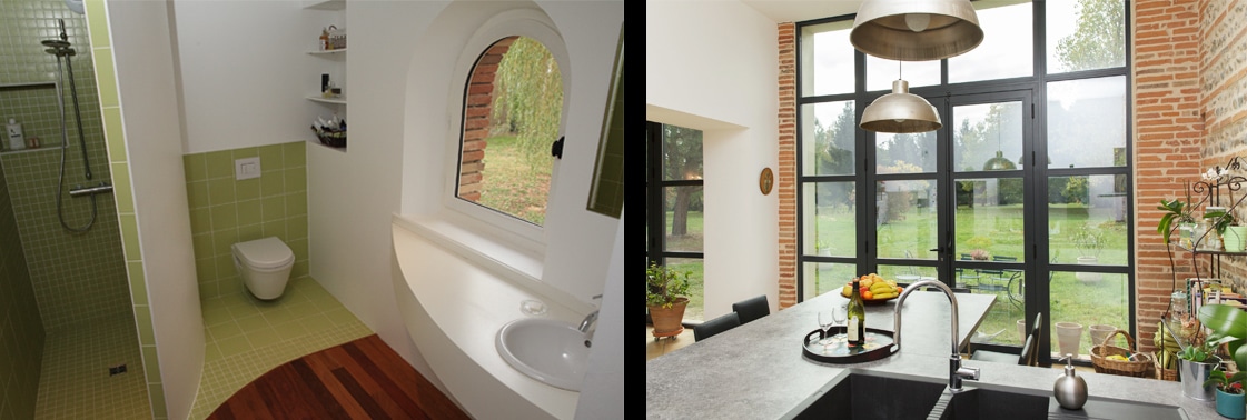 Salle de bains carrelée de vert avec douche, WC et fenêtre cintrée, et cuisine à la grande baie d'acier, plan de travail en béton, suspensions industrielles et mur de brique ouvert sur le jardin