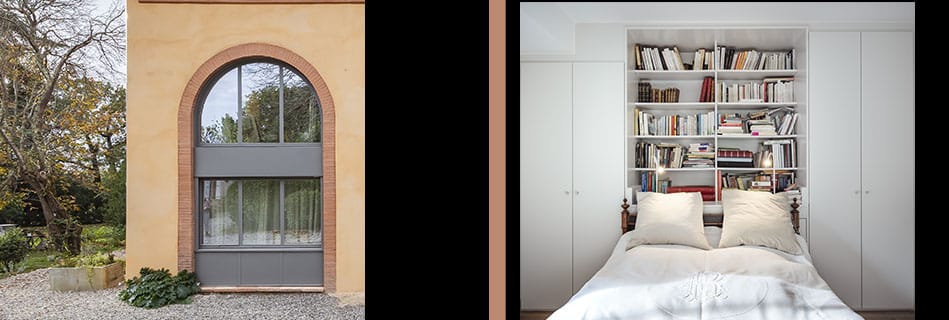 Grande arcade vitrée en menuiserie acier dans la façade enduite ocre, et chambre avec tête de lit bibliothèque