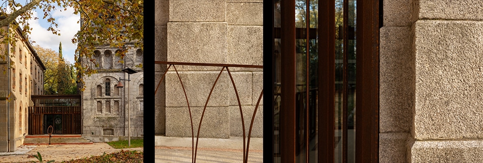 Le pavillon d'entrée en bois dans la cour près de l'église, et garde-corps en acier corten dessinant des arcs qui rappellent le gothique