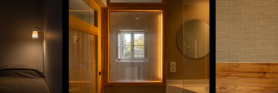 Applique de chevet, salle de bains vitrée à cadre bois et éclairage indirect, et détail de matières tissu et bois