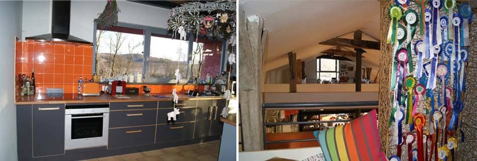 Cuisine à la crédence orange et façades gris ardoise sous un bandeau vitré ouvert sur le paysage, et mezzanine sous charpente ancienne